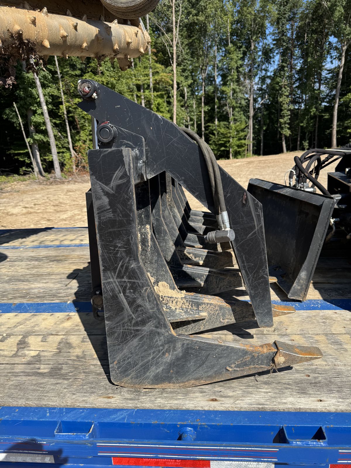 Hydraulic root grapple attachment